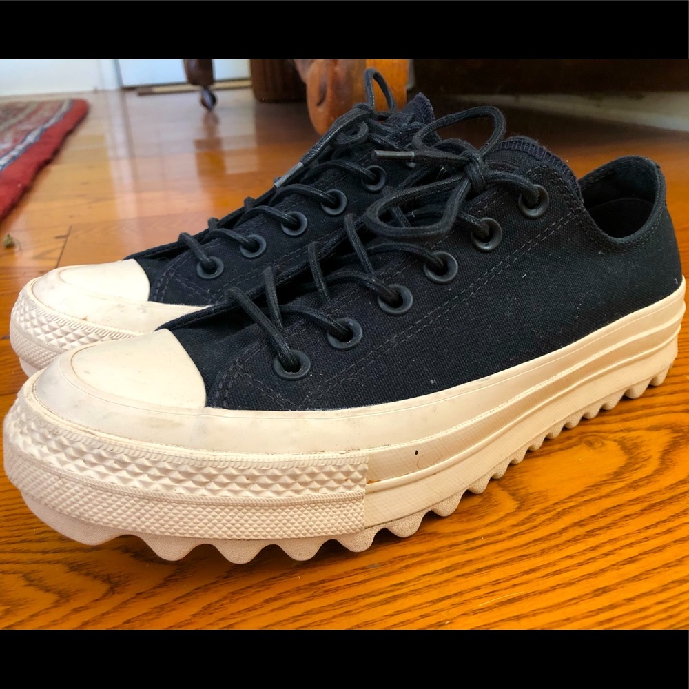 Good condition converse lug size 8